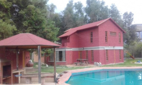 Hermosa Cabaña con piscina, sauna, parrillero y areas verdes